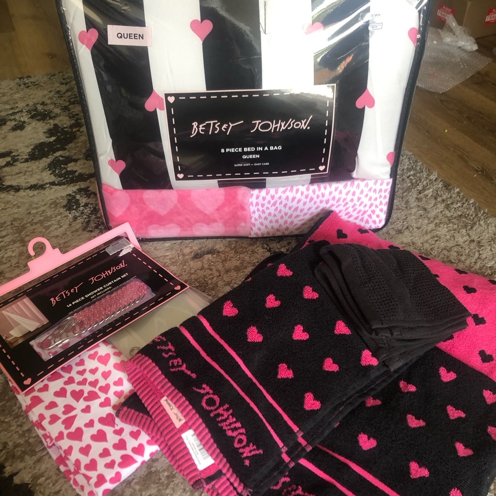 Betsey Johnson Black & Hot Pink Heart comforter set with matching bathroom set